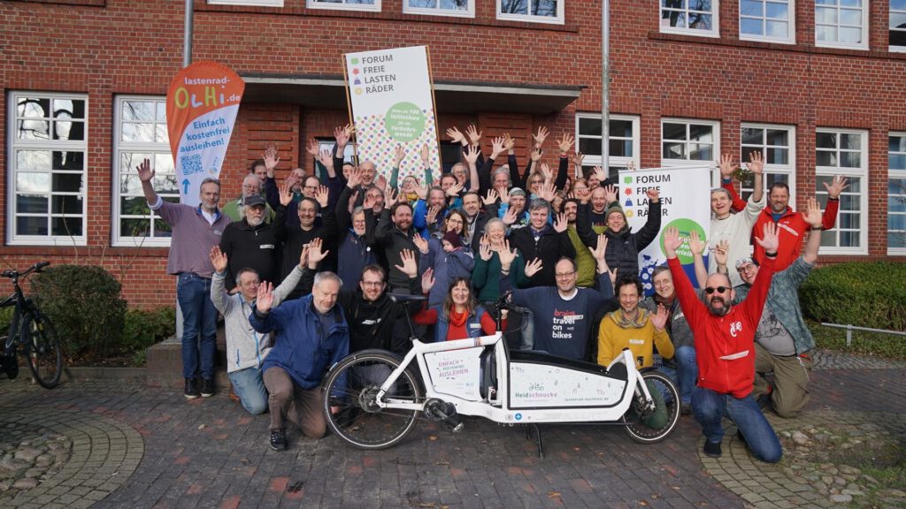 Eine Gruppe von Menschen bei der Konferenz "Forum Freie Lastenräder" 2023 in Buchholz